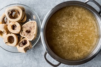 Rinderknochenbrühe: Warum Bone Broth im Trend liegt